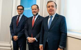 De esquerda a dereita na imaxe, o deputy CEO de BFCM, Alexandre Saada, o presidente de ABANCA, Juan Carlos Escotet Rodríguez, e o CEO de ABANCA, Francisco Botas