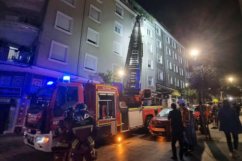 Cuatro personas, entre ellos tres menores han fallecido en el centro de Vigo en el incendio de un edificio que los vecinos consideran intencionado, además ocho personas han resultado heridas por el fuego que ha afectado al número 6 de la calle Alfonso X de la localidad gallega y ya está apagado.