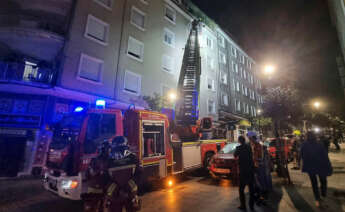 Cuatro personas, entre ellos tres menores han fallecido en el centro de Vigo en el incendio de un edificio que los vecinos consideran intencionado, además ocho personas han resultado heridas por el fuego que ha afectado al número 6 de la calle Alfonso X de la localidad gallega y ya está apagado.