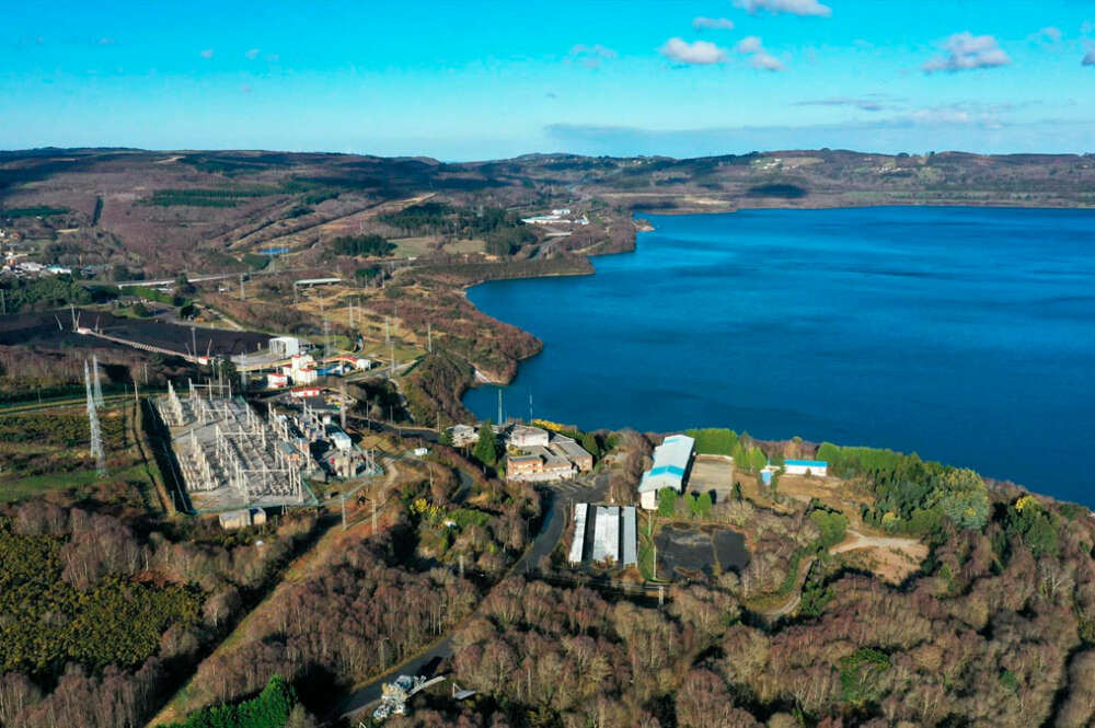 Imagen aérea de la ubicación en la que se levantará la planta H2Pole, junto al lago de As Pontes