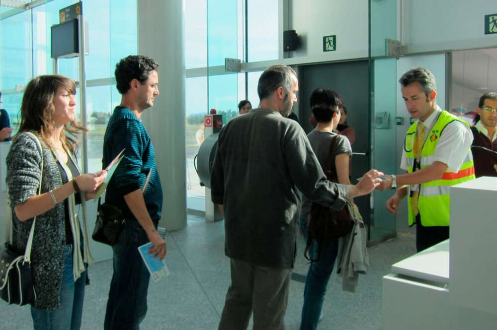 Pasajeros embarcan en el aeropuerto de Lavacolla