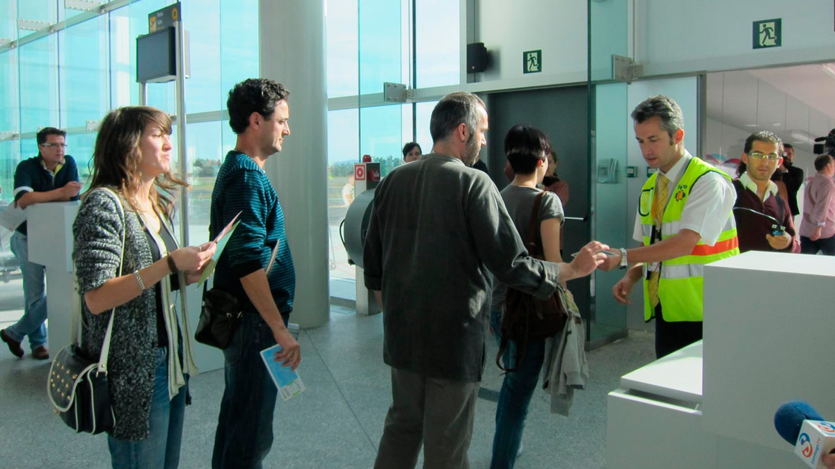 Pasajeros embarcan en el aeropuerto de Lavacolla