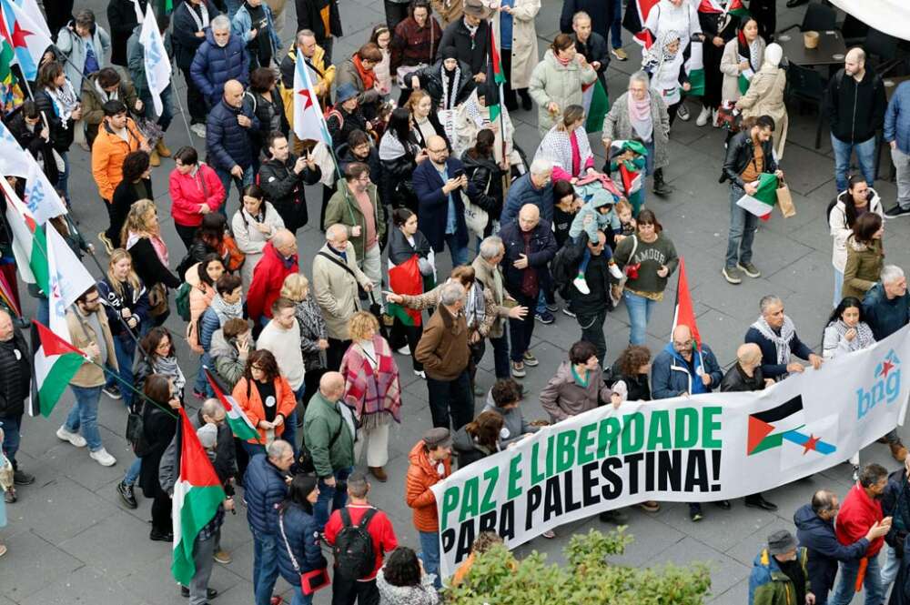 Cientos de personas muestran su apoyo a Palestina en la plaza Roja de en Santiago de Compostela, este domingo