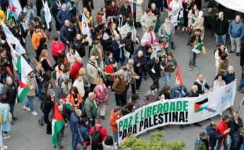 Cientos de personas muestran su apoyo a Palestina en la plaza Roja de en Santiago de Compostela, este domingo