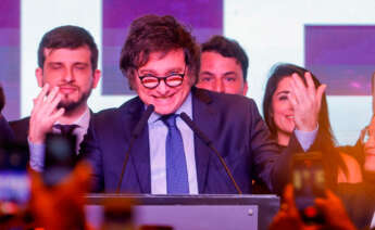 Jaiver Milei, líder del partido Libertad Avanza en el atril para dar un discurso tras el resultado la primera vuelta de las elecciones argentinas