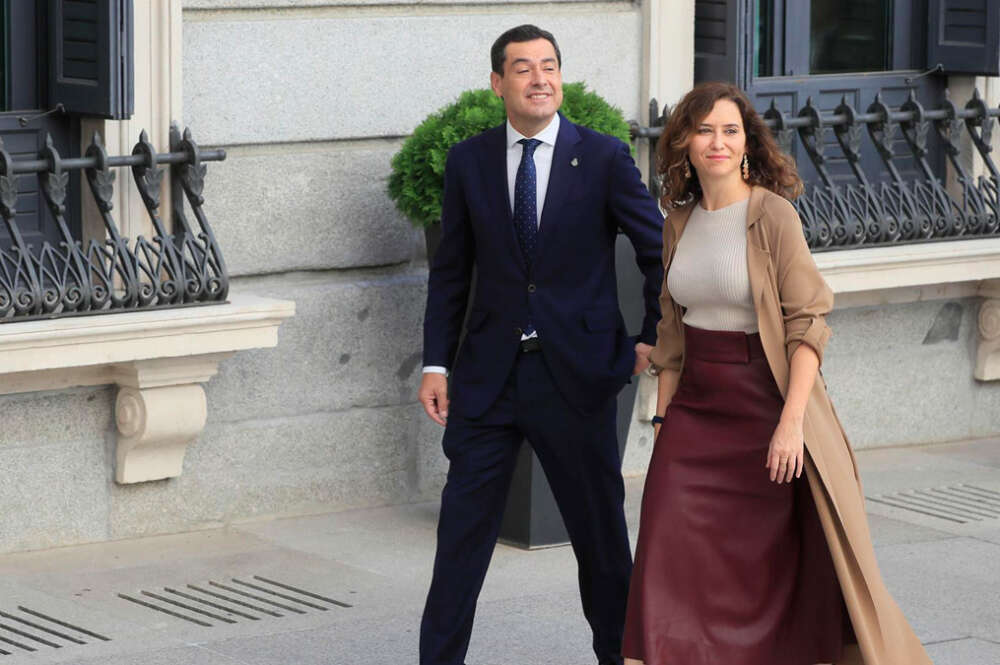 El presidente de la Junta de Andalucía, Juanma Moreno (i), y la presidenta de la Comunidad de Madrid, Isabel Díaz Ayuso