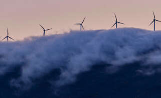 Un aerogenerador en el parque eólico de Sil y Meda, a 31 de mayo de 2023, en Esgos, Ourense, Galicia.