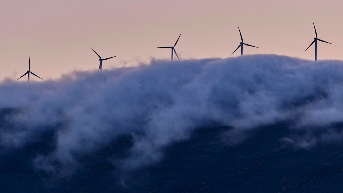 Un aerogenerador en el parque eólico de Sil y Meda, a 31 de mayo de 2023, en Esgos, Ourense, Galicia.