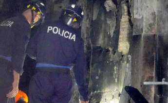 Dos agentes de policía trabajan en el edificio donde se ha producido el incendio en la calle Alfonso X el Sabio de Vigo, a 11 de octubre de 2023, en Vigo, Pontevedra, Galicia (España)