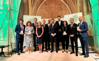 Foto de familia con los representantes de las empresas y organizaciones galardonadas por el Clúster das Enerxías Renovables de Galicia (Cluergal) en la cena temática, la “Noite Enerxética”