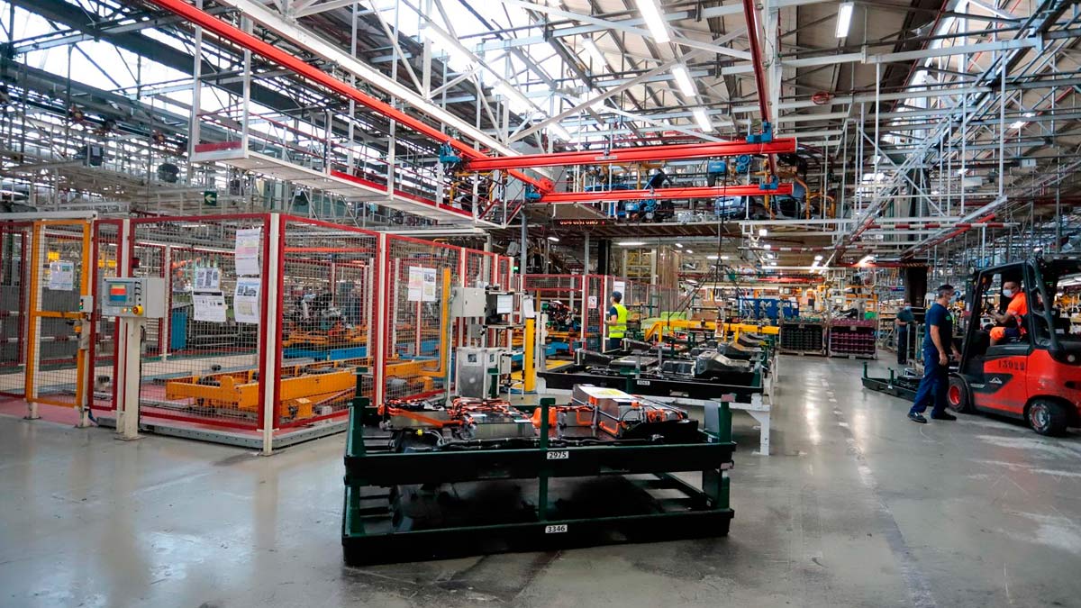 Operarios trabajan en la planta de Stellantis de Balaídos