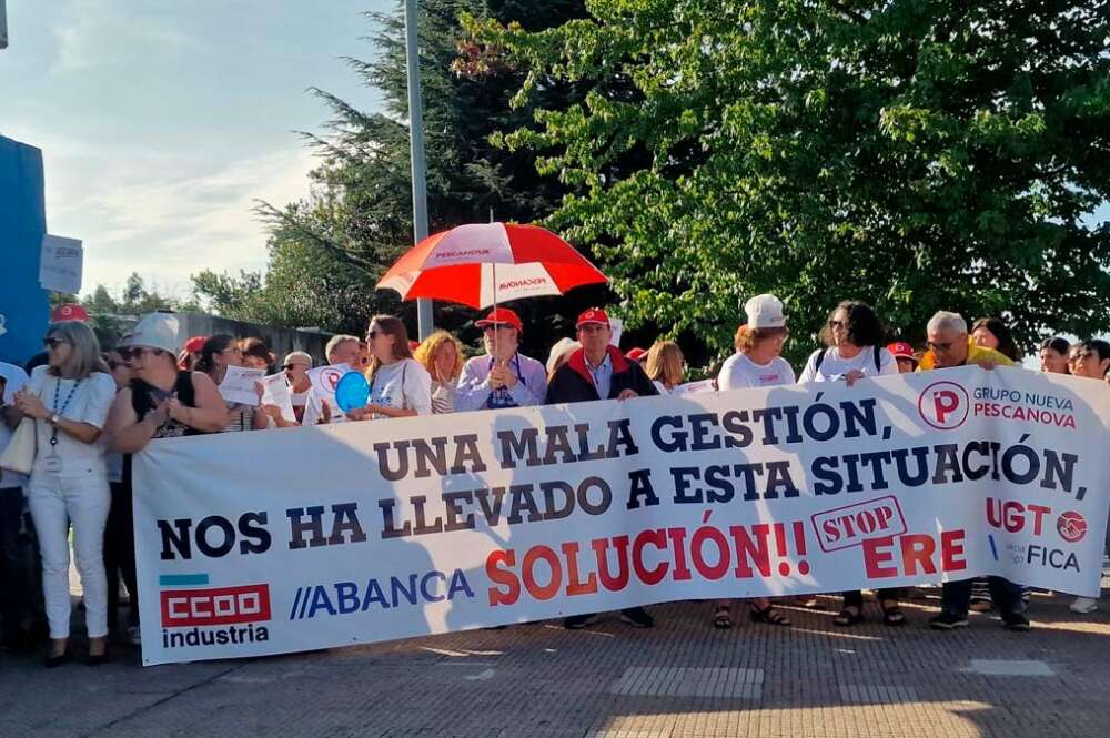 Concentración de trabajadores de Pescanova, a las puertas del Ifevi, con motivo de Conxemar, para protestar contra el ERE planteado por la empresa, que prevé 82 despidos