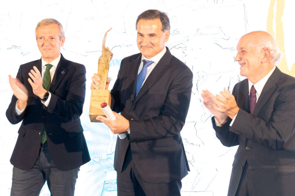 Manuel Ángel Pose Palleiro recoge el premio Liderazgo Empresarial de la patronal de A Coruña de la mano de Alfonso Rueda y Antonio Fontela