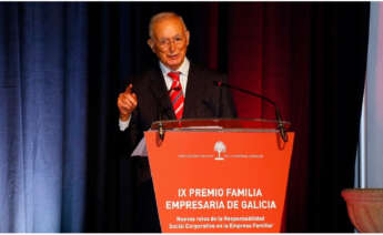 Luis Fernández Somoza en el atril agradeciendo el premio de la Asociación Gallega de Empresa Familiar. Foto: AGEF