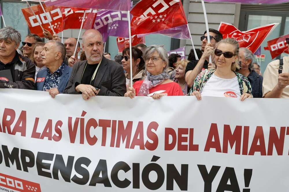 Concentración de sindicatos y la Federación de Asociaciones de Víctimas del Amianto frente al Congreso de los Diputados el 25 de mayo de 2022