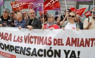 Concentración de sindicatos y la Federación de Asociaciones de Víctimas del Amianto frente al Congreso de los Diputados el 25 de mayo de 2022