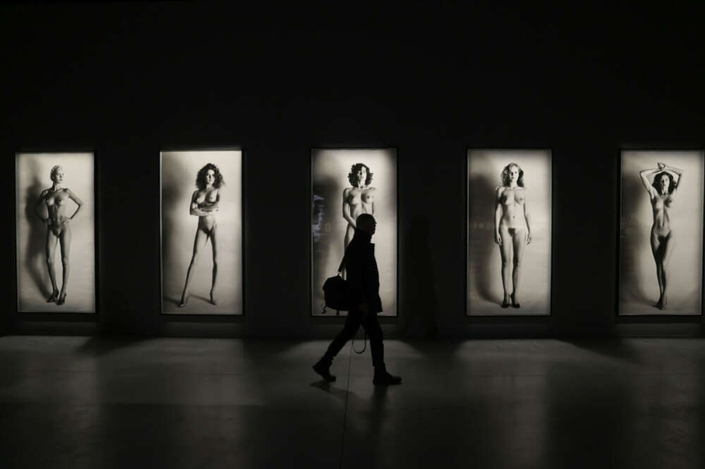Presentación de la exposición sobre el fotógrafo del erotismo y la moda Helmut Newton en A Coruña