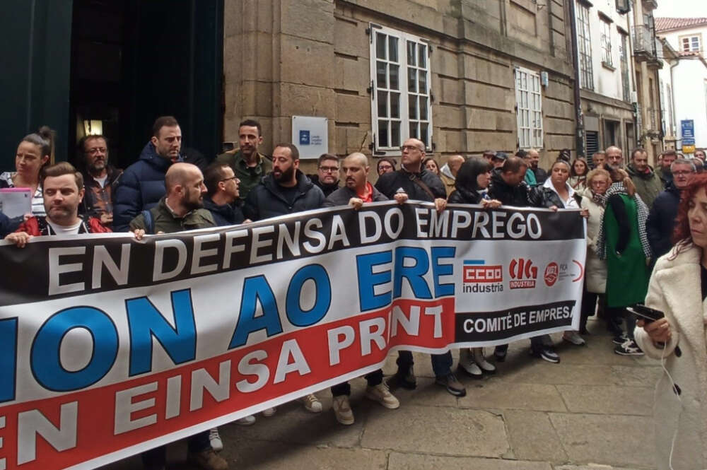 Imagen de la concentración de la plantilla de Einsa Print a las puertas del Consello Galego de Relacións Laborais / Europa Press