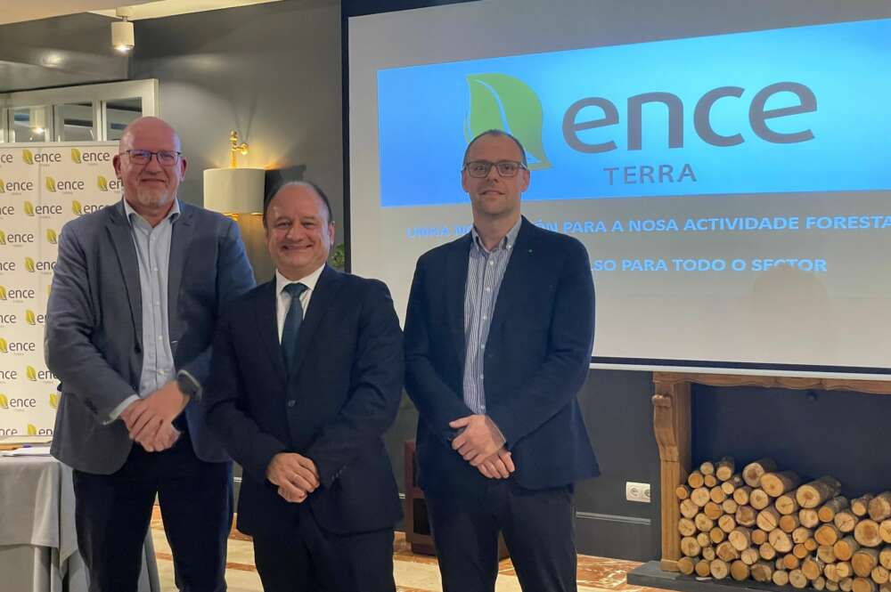 Antonio Casal, en el centro, acompañado de José Manuel Tubío y Félix Carbajales en la presentación de Ence Terra