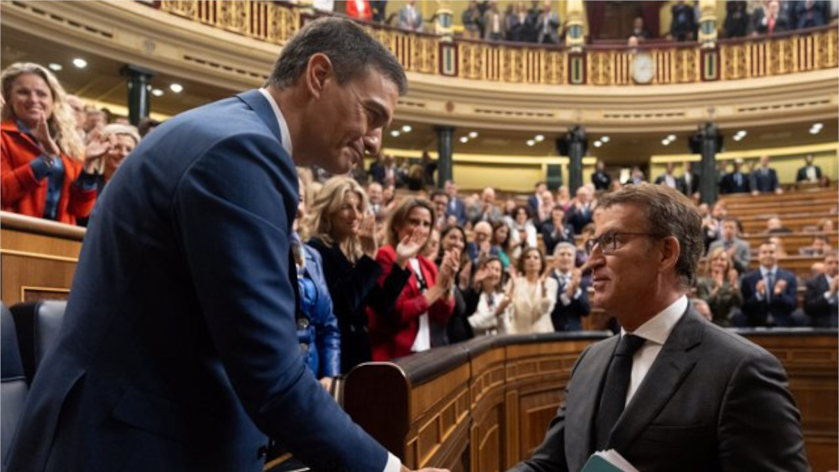Pedro Sánchez y Alberto Núñez Feijóo se saludan tras la sesión de investidura / Europa Press