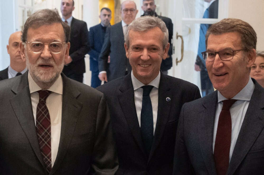 El expresidente del Gobierno Mariano Rajoy; el presidente de la Xunta de Galicia, Alfonso Rueda y el presidente del PP, Alberto Núñez Feijóo, a su llegada a un desayuno de Nueva Economía Fórum / Europa Press