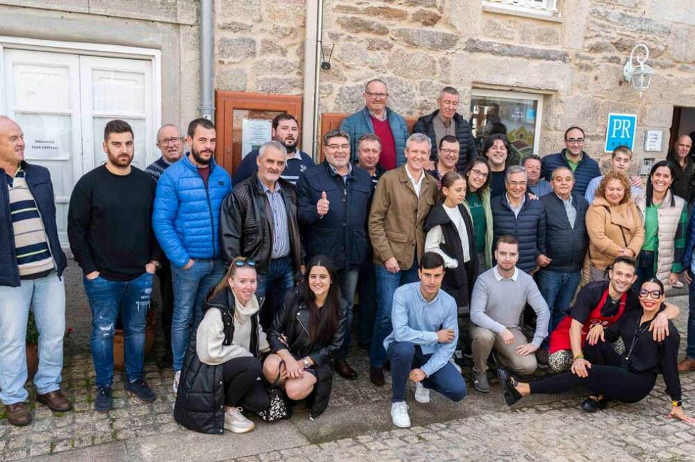 El presidente del PPdeG, Alfonso Rueda, visita Castro Caldelas (Ourense)