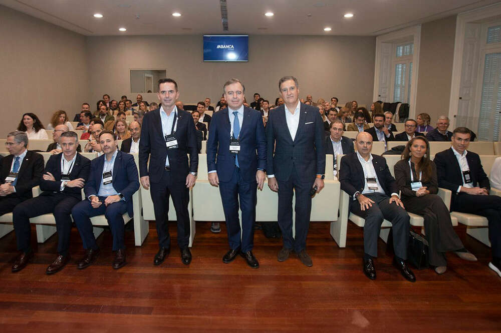 De izquierda a derecha en el centro de la imagen, el director general comercial de ABANCA, Gabriel González Eiroa, el consejero delegado, Francisco Botas, y el director de Banca Privada, Javier Rivero