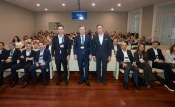 De izquierda a derecha en el centro de la imagen, el director general comercial de ABANCA, Gabriel González Eiroa, el consejero delegado, Francisco Botas, y el director de Banca Privada, Javier Rivero