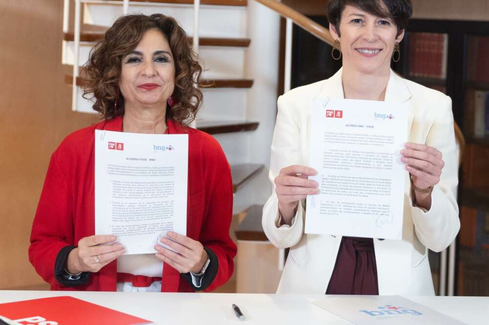La ministra en funciones María Jesús Montero y la portavoz nacional del BNG, Ana Pontón, en la firma del acuerdo por el que los nacionalistas gallegos apoyarán la investidura de Sánchez