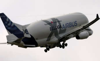 El avión beluga XL de Airbus tras despegar del aeropuerto de Vigo, sobrevuela el cielo durante unas pruebas, en agosto de 2023