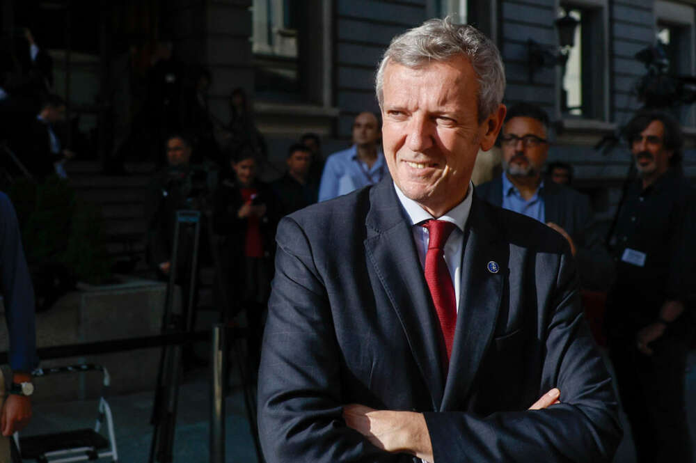 El presidente de la Xunta, Alfonso Rueda antes de la sesión de la tarde del debate de investidura del presidente del Gobierno en funciones y secretario general del PSOE, Pedro Sánchez, este miércoles, en el Congreso