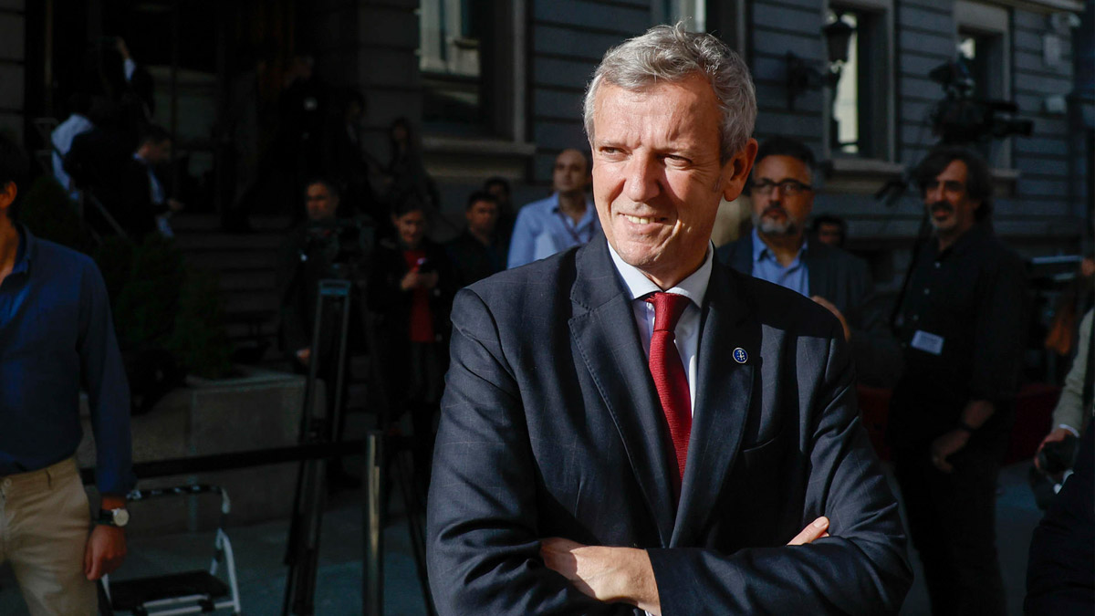El presidente de la Xunta, Alfonso Rueda antes de la sesión de la tarde del debate de investidura del presidente del Gobierno en funciones y secretario general del PSOE, Pedro Sánchez, este miércoles, en el Congreso