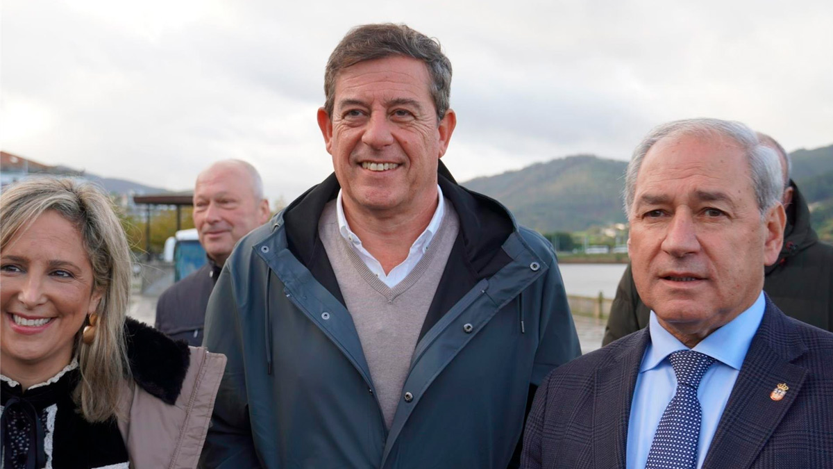 El candidato a la presidencia de la Xunta por el PSdeG, Xosé Ramón Gómez Besteiro, con el secretario provincial del partido y presidente de la Diputación de Lugo, José Tomé