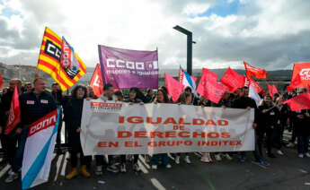 Varias personas sujetan una pancarta que reza: 'Igualdad de derechos en el grupo Inditex', a 20 de noviembre de 2023, en A Coruña