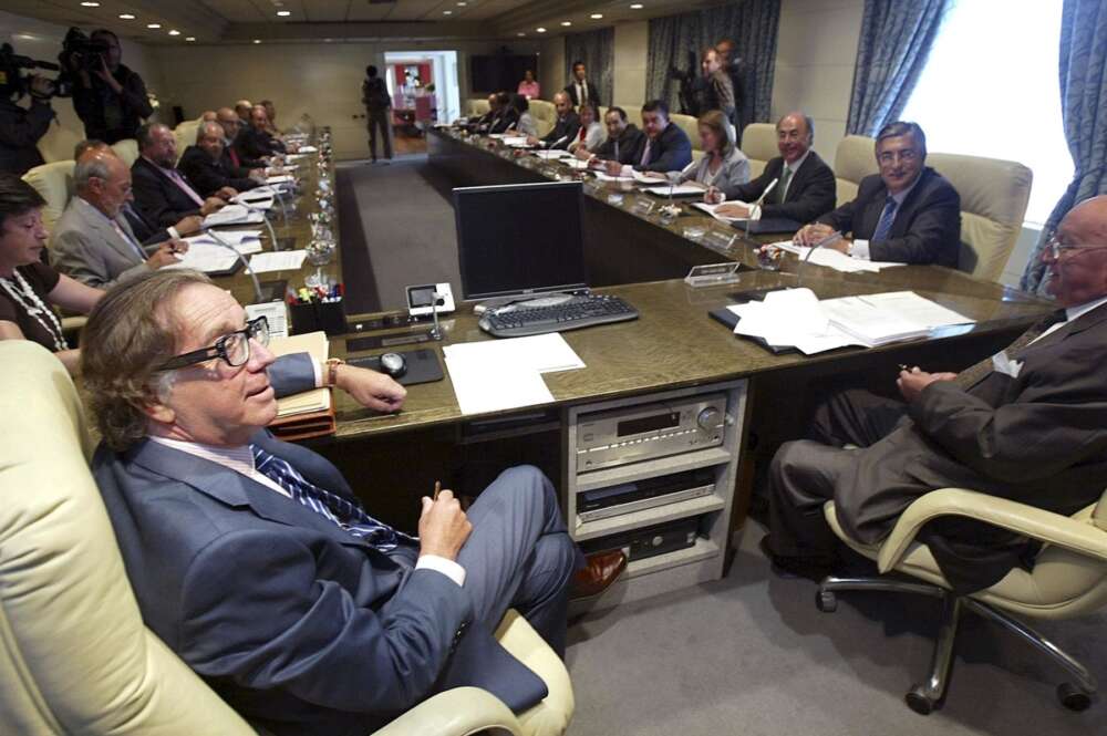 Foto de archivo de una reunión del consejo de administración de la extinta Caixa Galicia, liderada por José Luis Méndez.