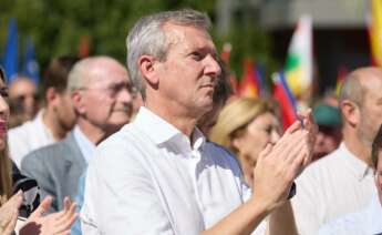 El presidente de la Xunta de Galicia, Alfonso Rueda, aplaude durante la manifestación organizada por el PP, en la plaza de Felipe II el pasado mes de septiembre / Europa Press