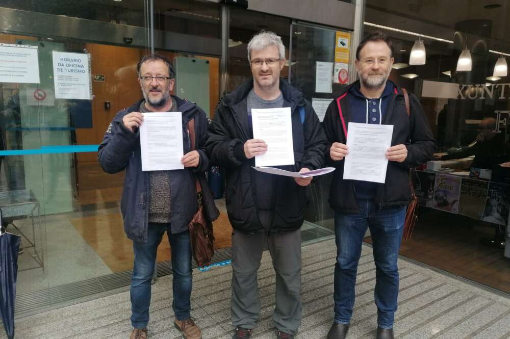 Manel Grandal, Alberte Amado y Paulo Carril, de la CIG, tras registrar la convocatoria de huelga general en As Pontes para el 23 de noviembre / Europa Press