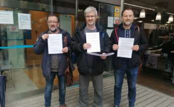 Manel Grandal, Alberte Amado y Paulo Carril, de la CIG, tras registrar la convocatoria de huelga general en As Pontes para el 23 de noviembre / Europa Press