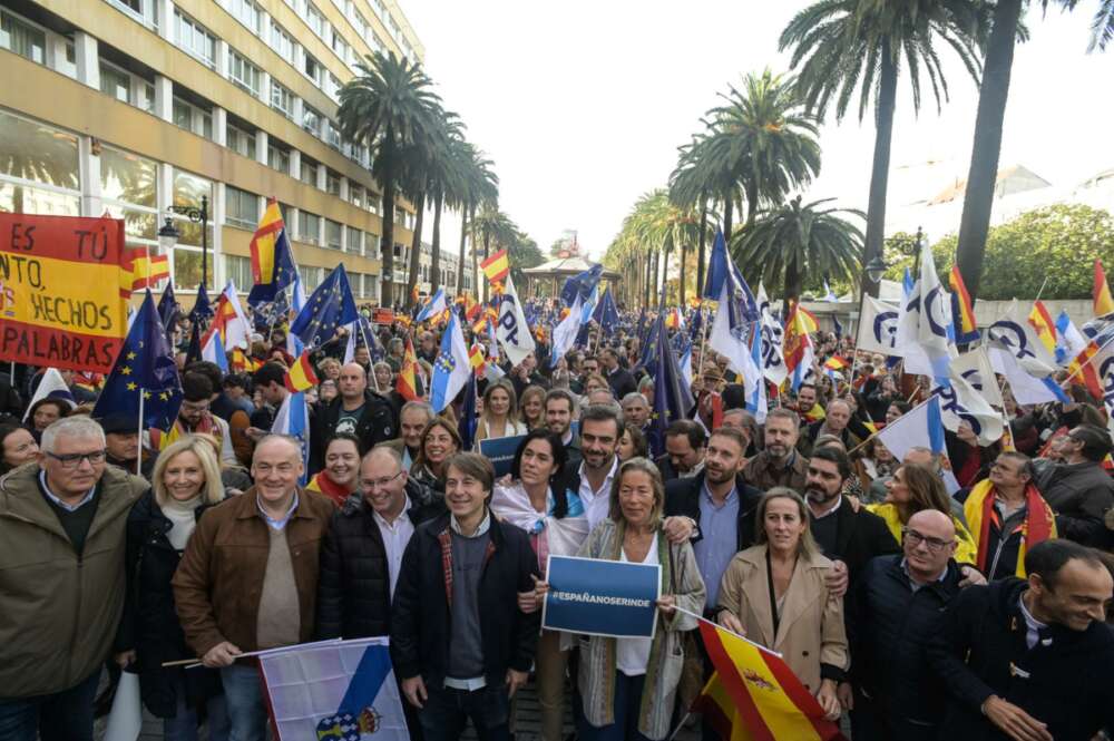 Imagen de las protestas convocadas por el PP en A Coruña este 12 de noviembre contra el pacto entre PSOE y Junts para la investidura de Pedro Sánchez / Europa Press
