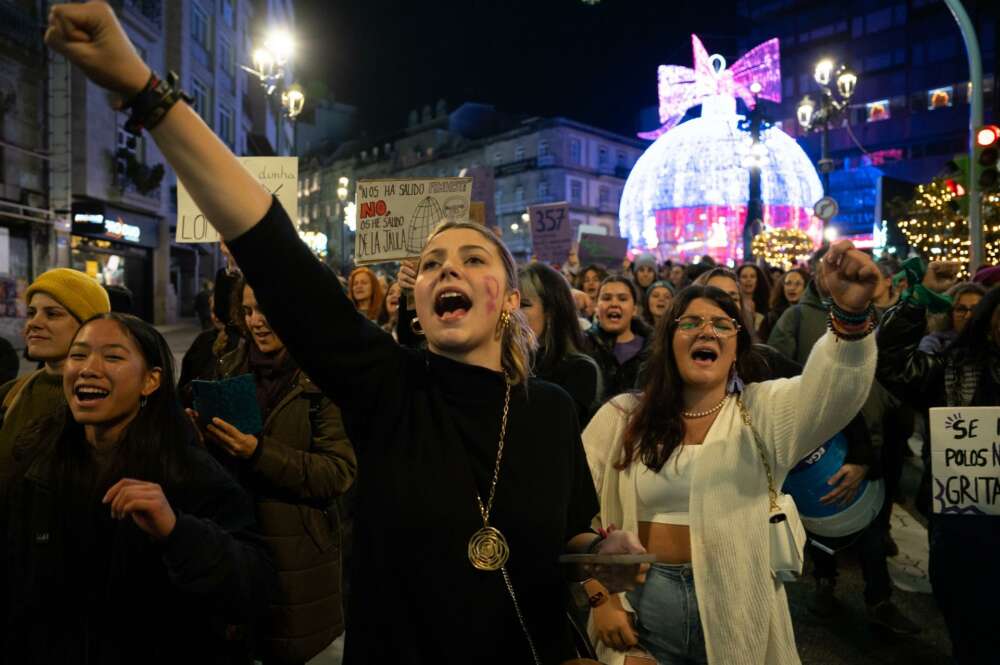 Miles de mujeres salieron a la calle en las principales ciudades de Galicia dentro de las marchas convocadas por el 25N