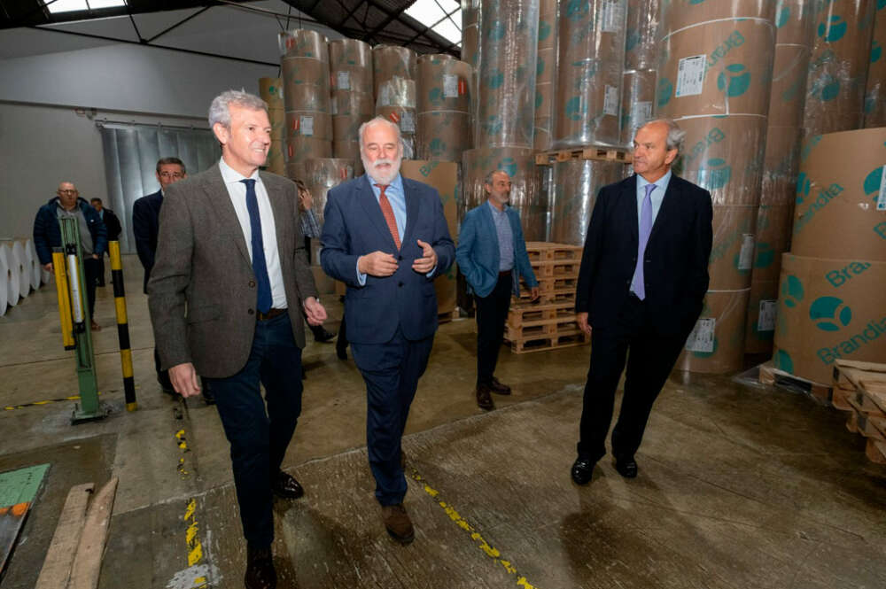 Alfonso Rueda y Gaspar Barreras en una visita a las instalaciones de la Papelera Brandia