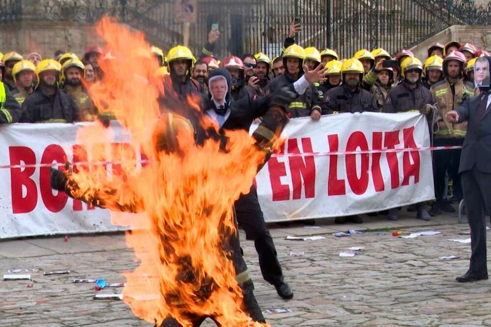 Protesta de bomberos comarcales quemándose a lo bonzo en Santiago