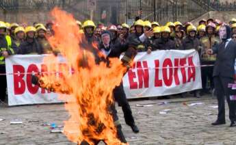 Protesta de bomberos comarcales quemándose a lo bonzo en Santiago