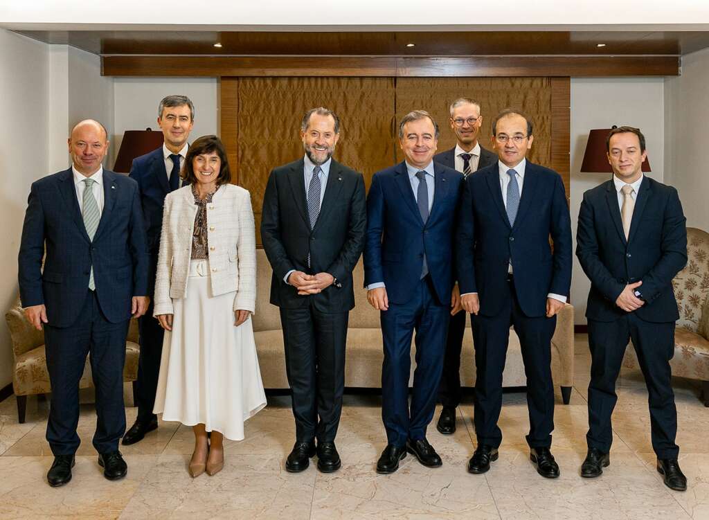 Juan Carlos Escotet y Francisco Botas, en el centro, presidente y CEO de Abanca, con los equipos directivos que han cerrado la venta de Eurobic por la entidad gallega