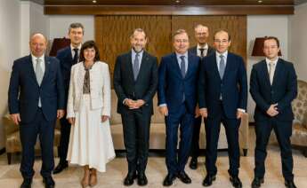 Juan Carlos Escotet y Francisco Botas, en el centro, presidente y CEO de Abanca, con los equipos directivos que han cerrado la venta de Eurobic por la entidad gallega