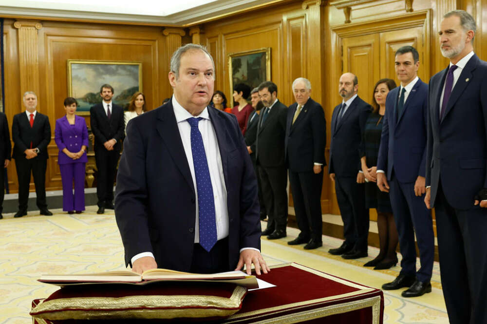 El nuevo ministro de Industria, Jordi Hereu, promete el cargo ante el rey Felipe VI (d), este martes en el Palacio de la Zarzuela