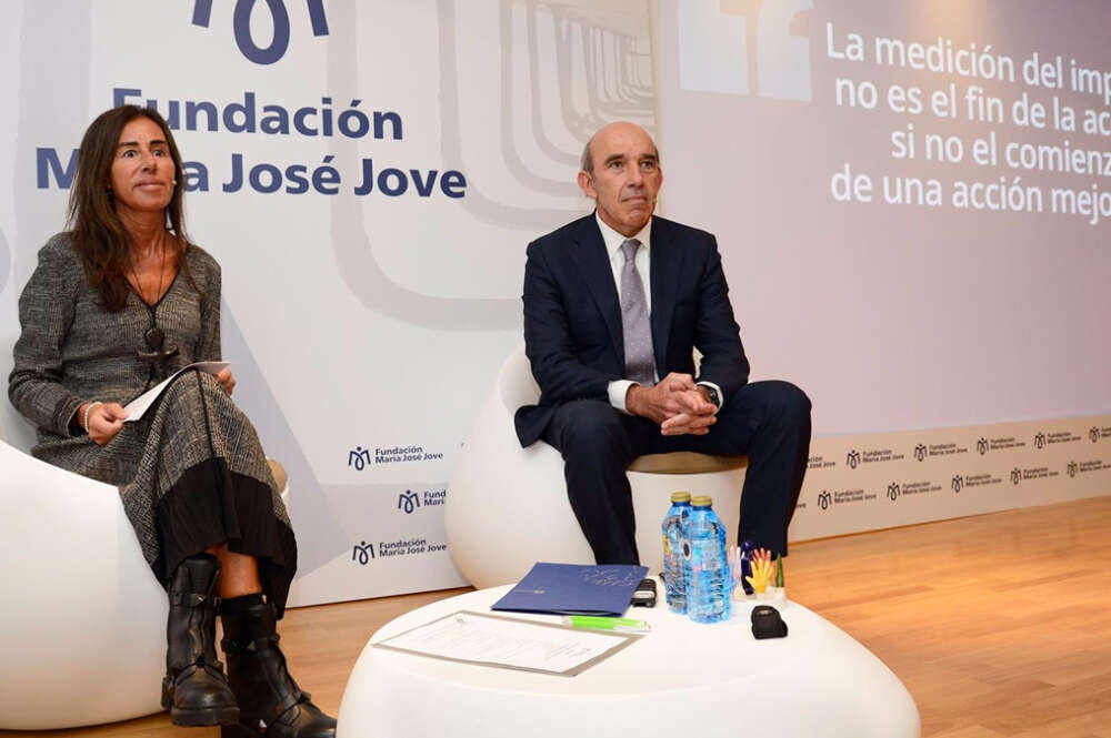 La presidenta de la Fundación María José Jove, Felipa Jove, y el socio fundador de Valora, Senén Ferreiro, en la presentación del Informe de Impacto Social