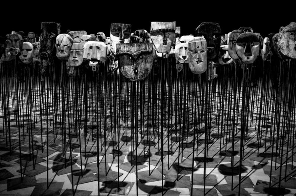 Varias máscaras sujetadas con un soporte de metal