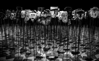 Varias máscaras sujetadas con un soporte de metal