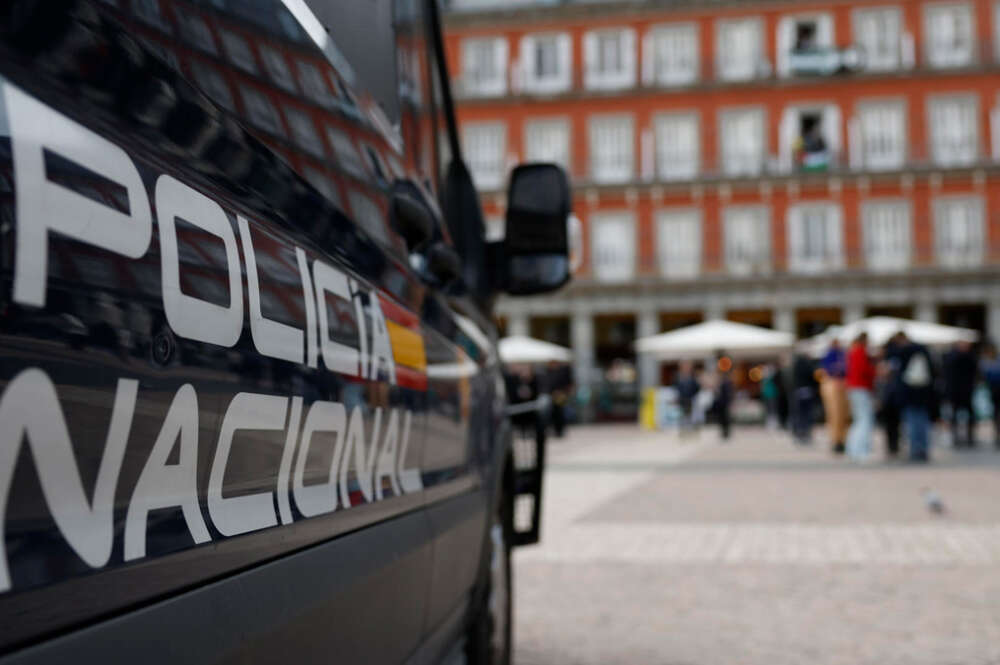 coche de la Policía Nacional en la plaza mayor de Madrid